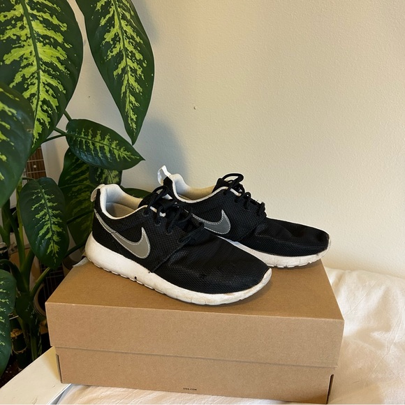 Nike Shoes - Nike Roshe running sneakers